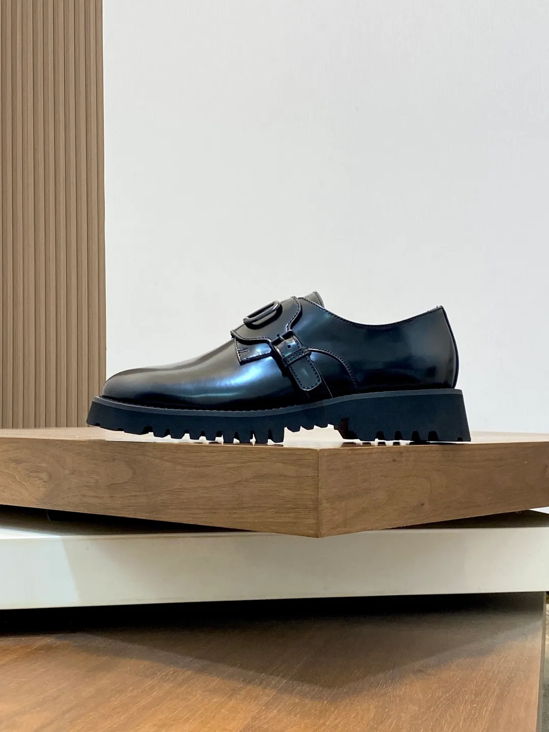 Men's shoes 💰740 VALENTINO Valentino's new men's fashionable casual leather shoes. These leather shoes are made of imported cowhide leather uppers, dyed calfskin lining and calfskin insoles. The upper foot is soft, comfortable and breathable. Comes with complete packaging in the original box! Visible details and quality. Size: 39-44 (customized at 38.45.46)
